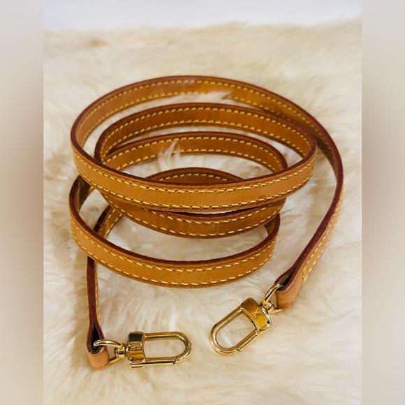 louis vutiio Accessories - 💎 LOUIS VUITTON VACHETTA LEATHER STRAP W/ GOLDTONE HARDWARE SIZE 46”